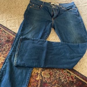 Ladies mid rise LEVIS 16 long great shape. No stretch cotton